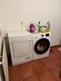 Waschraum mit Waschmaschine und Kondenstrockner